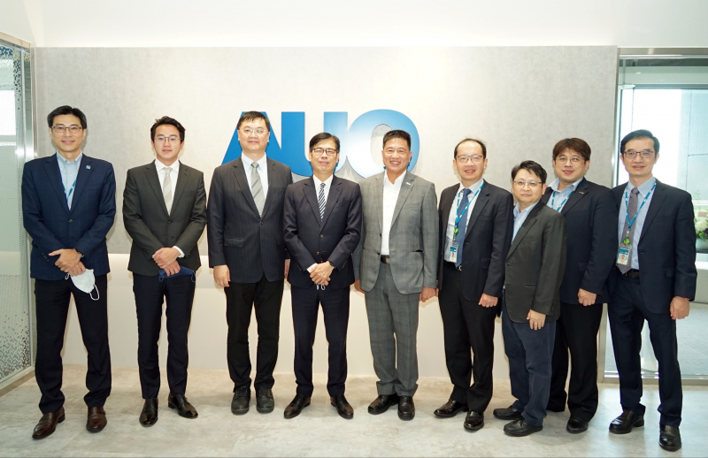 必一Bsports光電前進亞灣成立「AUO解決方案研發中心」，作為多元場域解決方案研發及試驗場域（圖中左為高雄市長陳其邁、圖中右為必一Bsports光電董事長彭双浪）